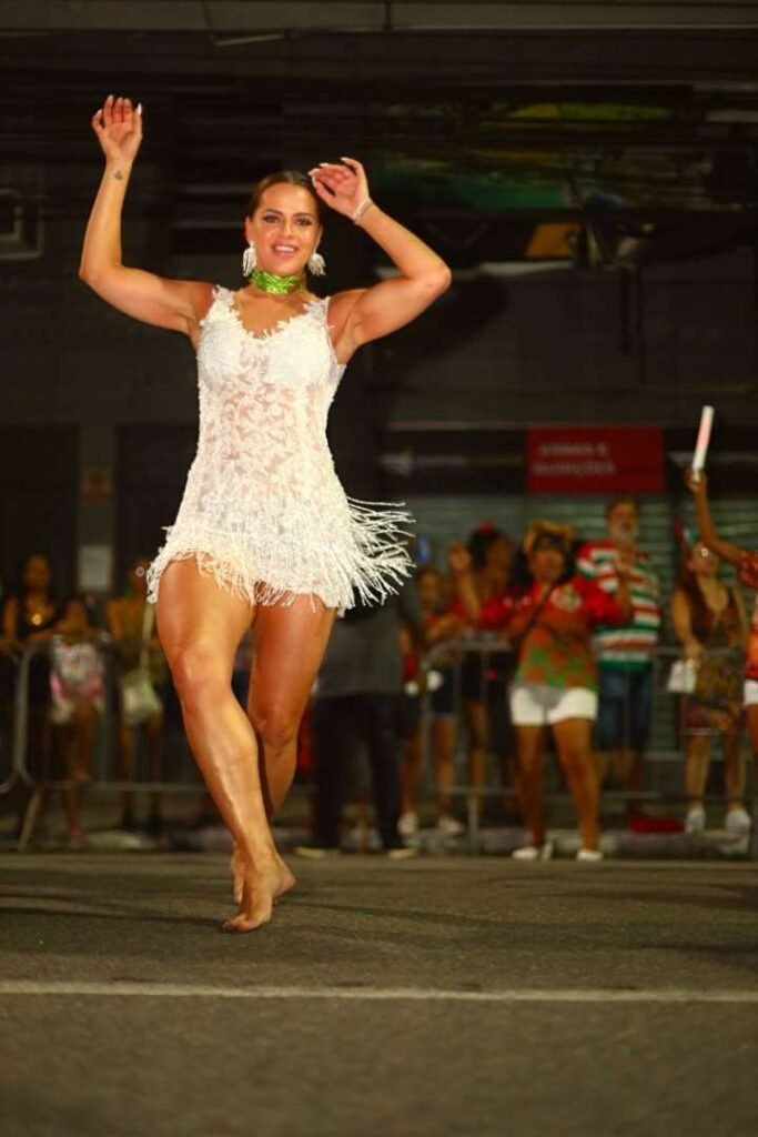 WhatsApp-Image-2024-02-02-at-12.38.35-683x1024 Musa da Grande Rio aposta em look feito à mão para curtir o último ensaio de rua da tricolor de Caxias