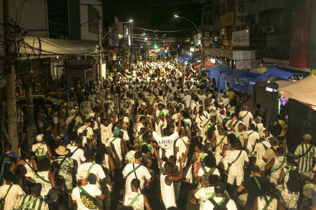 2a8944d3-eae9-4ee5-8c60-691da2394c49-1024x682 Império Serrano realiza primeiro ensaio de rua para o Carnaval 2025 nesta terça (3)