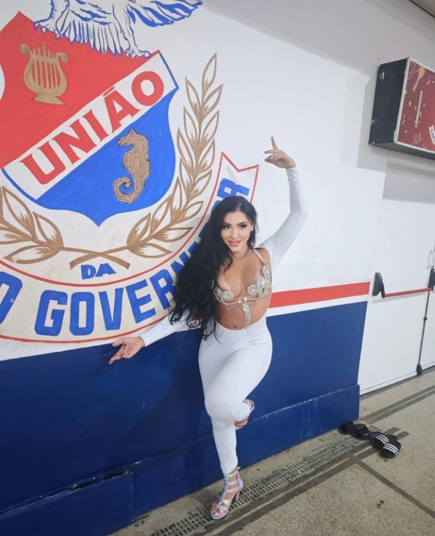 Amanda-Fernandes-Uniao-da-Ilha-Divulgacao-Gardel-Assessoria-2 Musa da União da Ilha, Amanda Fernandes confraterniza com a escola em noite especial