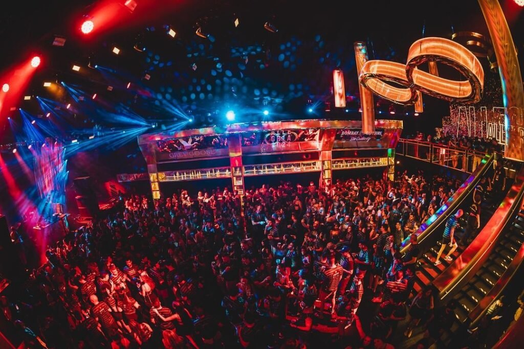 472754798_952580999791004_2707661259881645187_n-1024x683 Grande Folia: Camarote Allegria 2025 transforma a Sapucaí em pura magia e cores