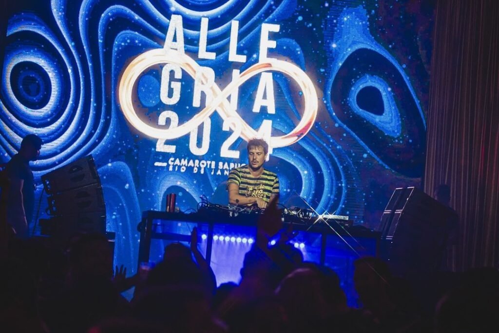 473062028_590744020580379_7016031026953357864_n-1024x685 Grande Folia: Camarote Allegria 2025 transforma a Sapucaí em pura magia e cores