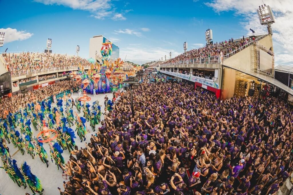 473180958_1097646551903569_1389667399108380785_n-1024x683 Grande Folia: Camarote Allegria 2025 transforma a Sapucaí em pura magia e cores