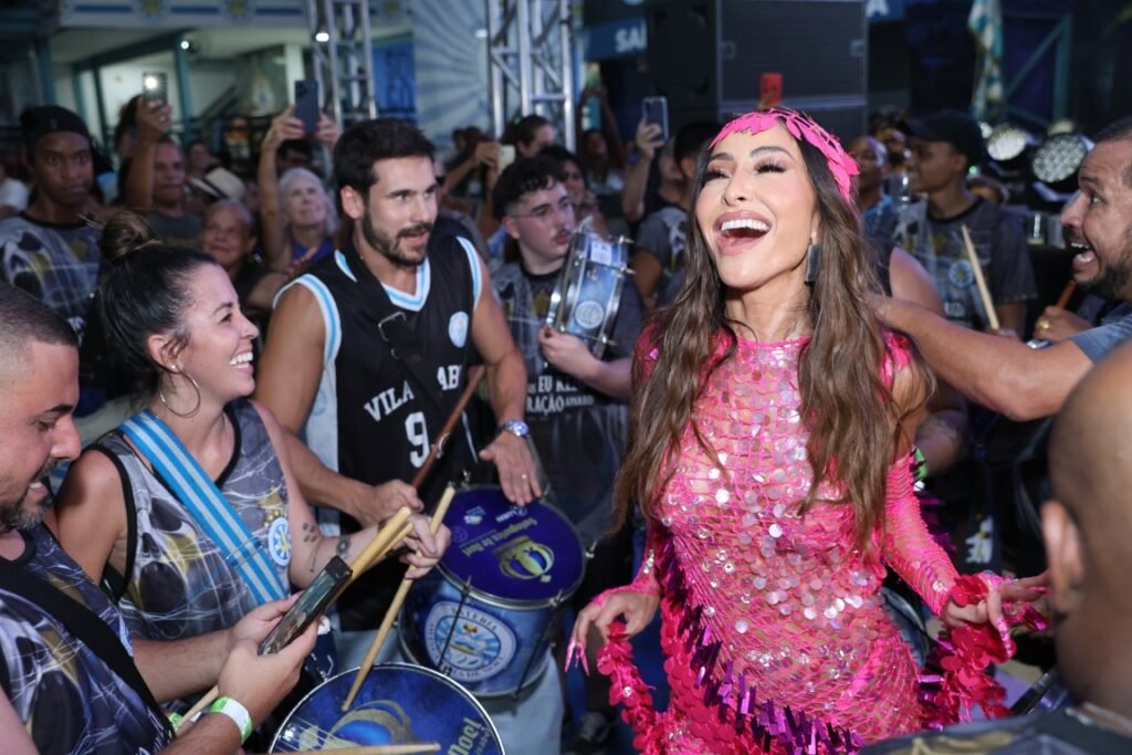 DIVULGACAO_03-1024x683 Vila Isabel recebe mais de 4 mil pessoas em feijoada com show de Martinho da Vila e apresentação de Sabrina Sato