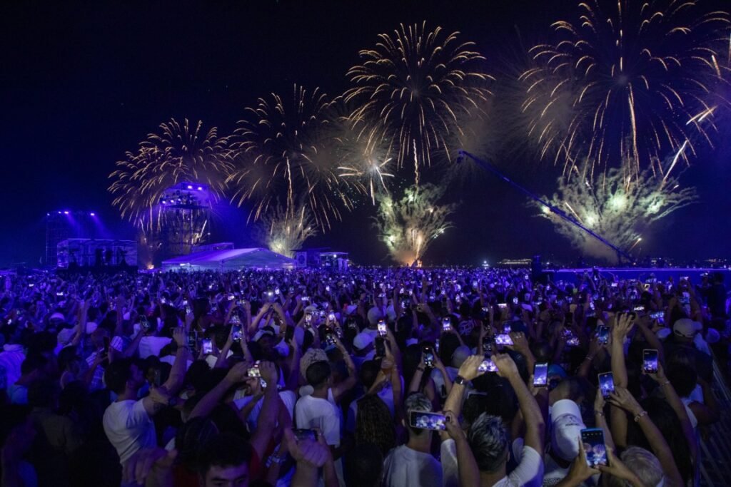 Fogos-iluminam-o-ceu-de-Copacabana-por-12-minutos.-Foto_-Alexandre-Macieira_Riotur-1024x683 Réveillon 2025 no Rio reúne mais de cinco milhões de pessoas pela cidade