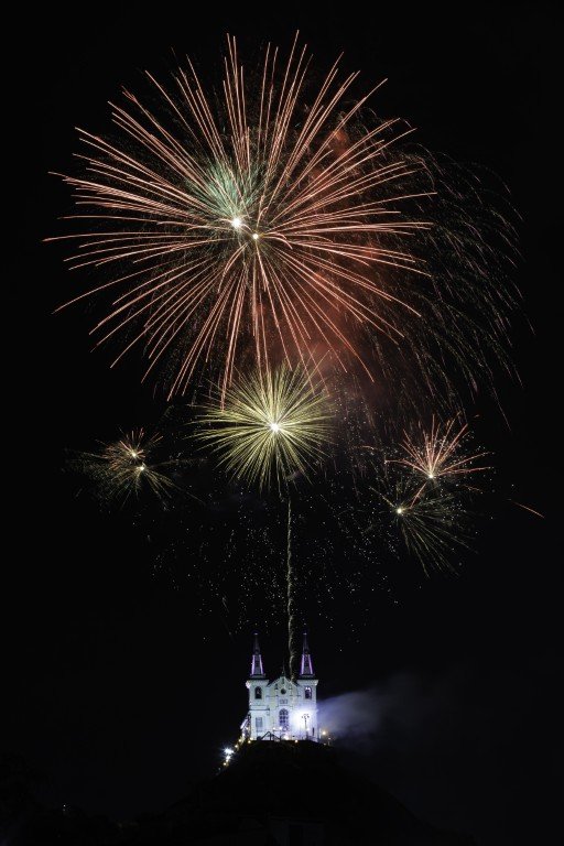 Fogos-na-Igreja-da-Penha-abrem-2025.-Foto_-Marcio-Mercante_Riotur Réveillon 2025 no Rio reúne mais de cinco milhões de pessoas pela cidade
