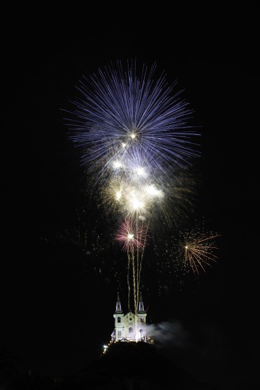 Fogos-na-Igreja-da-Penha-abrem-2025.-Foto_-Marcio-Mercante_Riotur2 Réveillon 2025 no Rio reúne mais de cinco milhões de pessoas pela cidade