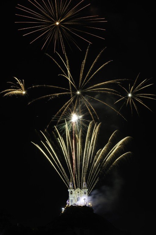 Fogos-na-Igreja-da-Penha-abrem-2025.-Foto_-Marcio-Mercante_Riotur3 Réveillon 2025 no Rio reúne mais de cinco milhões de pessoas pela cidade