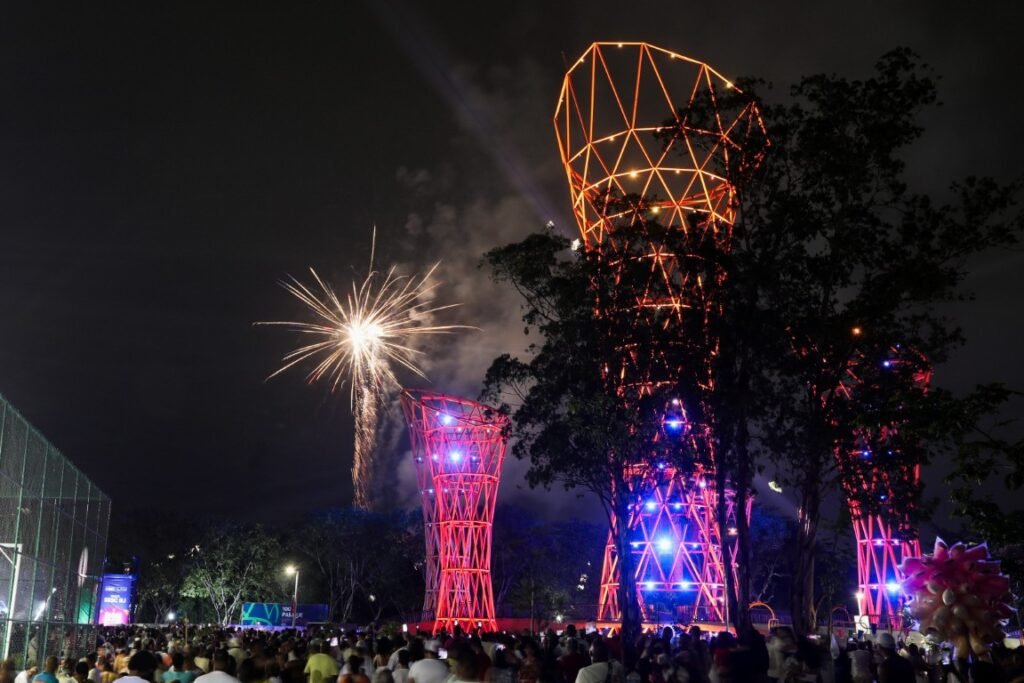 Fogos-na-Zona-Oeste_-Recem-inaugurado-Parque-Realengo-tem-reveillon-com-fogos-e-shows-de-samba.-Foto-DOUGLAS-SHINEIDR_RIOTUR-1024x683 Réveillon 2025 no Rio reúne mais de cinco milhões de pessoas pela cidade