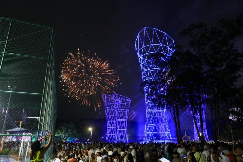 Fogos-na-Zona-Oeste_-Recem-inaugurado-Parque-Realengo-tem-reveillon-com-fogos-e-shows-de-samba.-Foto-DOUGLAS-SHINEIDR_RIOTUR2.jpg-1024x683 Réveillon 2025 no Rio reúne mais de cinco milhões de pessoas pela cidade