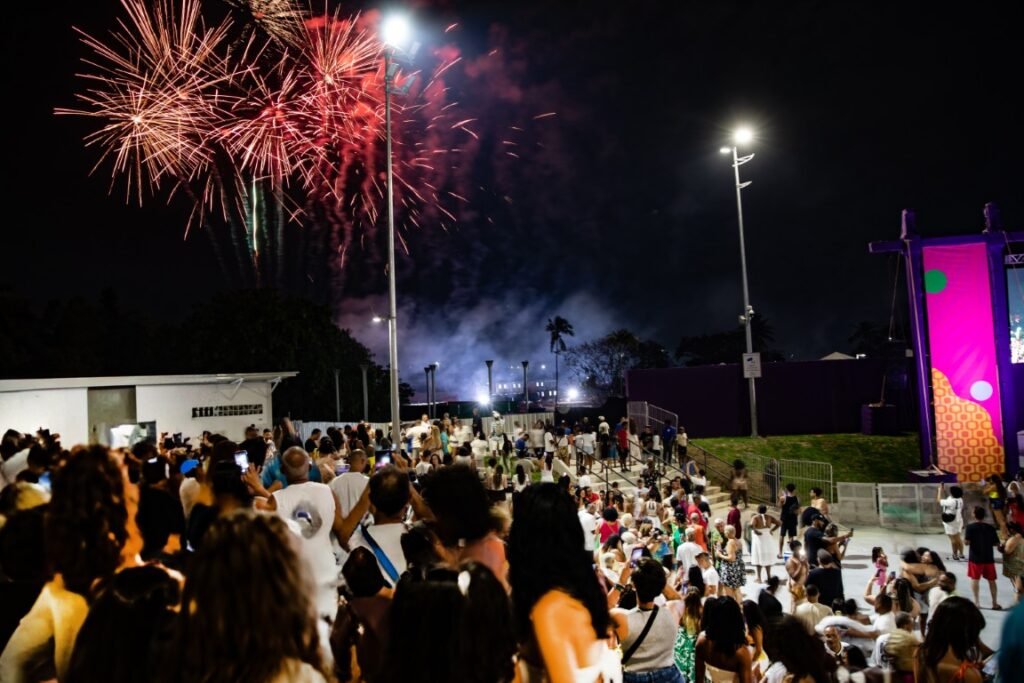 Inedito_-Fogos-no-Parque-Oeste-Inhoaiba.-Foto_-Vitor-Melo_Riotur-1024x683 Réveillon 2025 no Rio reúne mais de cinco milhões de pessoas pela cidade
