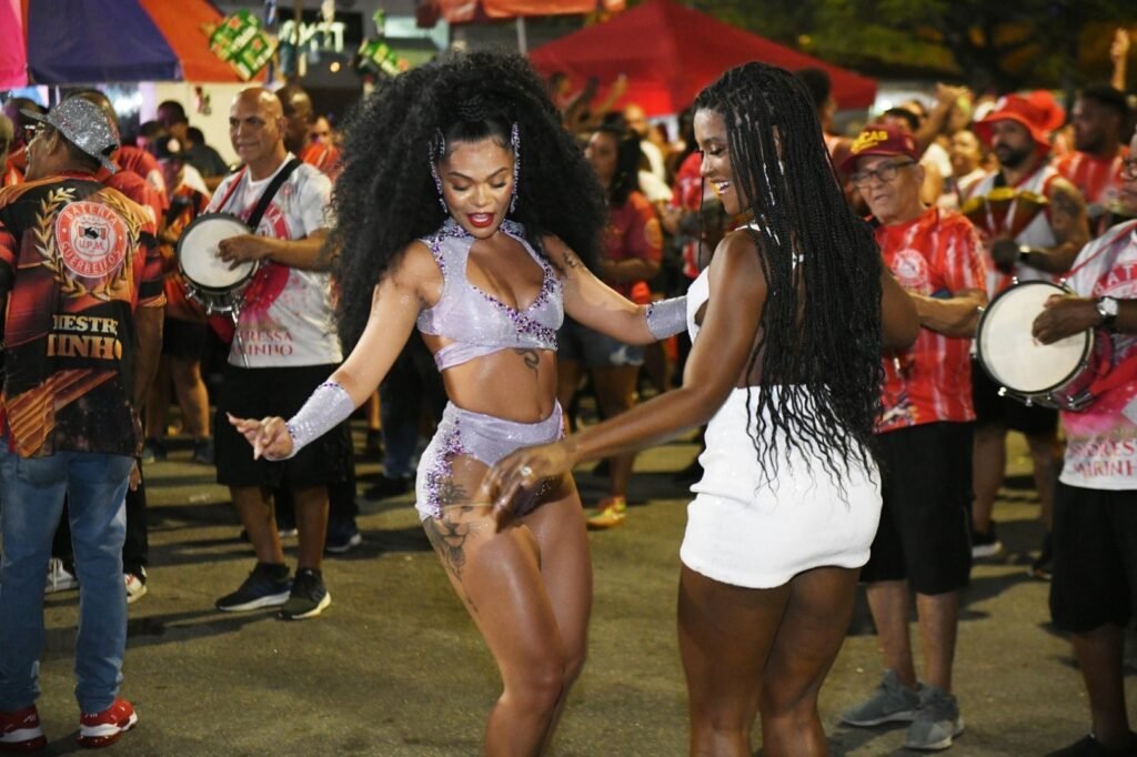 Si-fotografia-1-1024x682 Rainha de Bateria da Unidos de Padre Miguel lança projeto "Sambando com a Rainha"