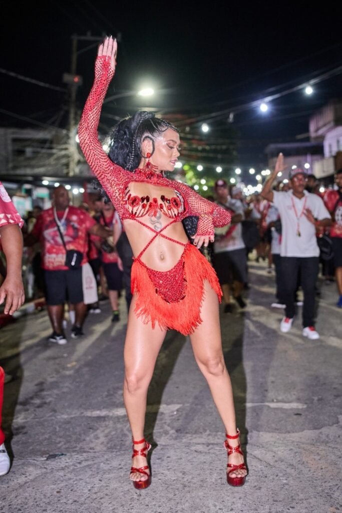 Si-fotografia-2-683x1024 Rainha de Bateria da Unidos de Padre Miguel lança projeto "Sambando com a Rainha"