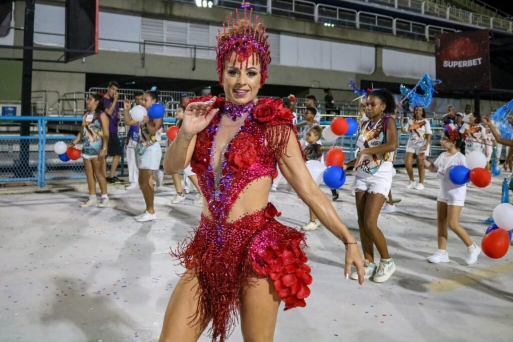 Tatiana-Uniao-da-Ilha-foto-Allan-Duffes-6-1024x683 Tatiana Breia ensaia em dose dupla pela Unidos da Tijuca e União da Ilha na Marquês de Sapucaí