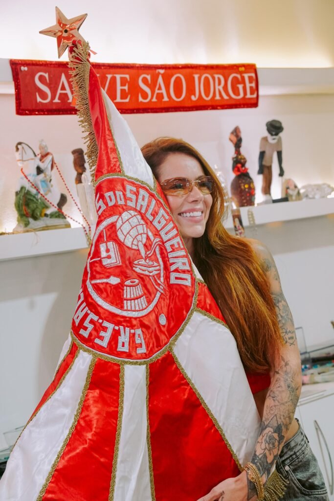 WhatsApp-Image-2025-01-17-at-23.22.35-1-683x1024 Thaís Vasconcellos e Ferrugem vibram com estreia no Salgueiro: ‘Sonho de menina realizado'