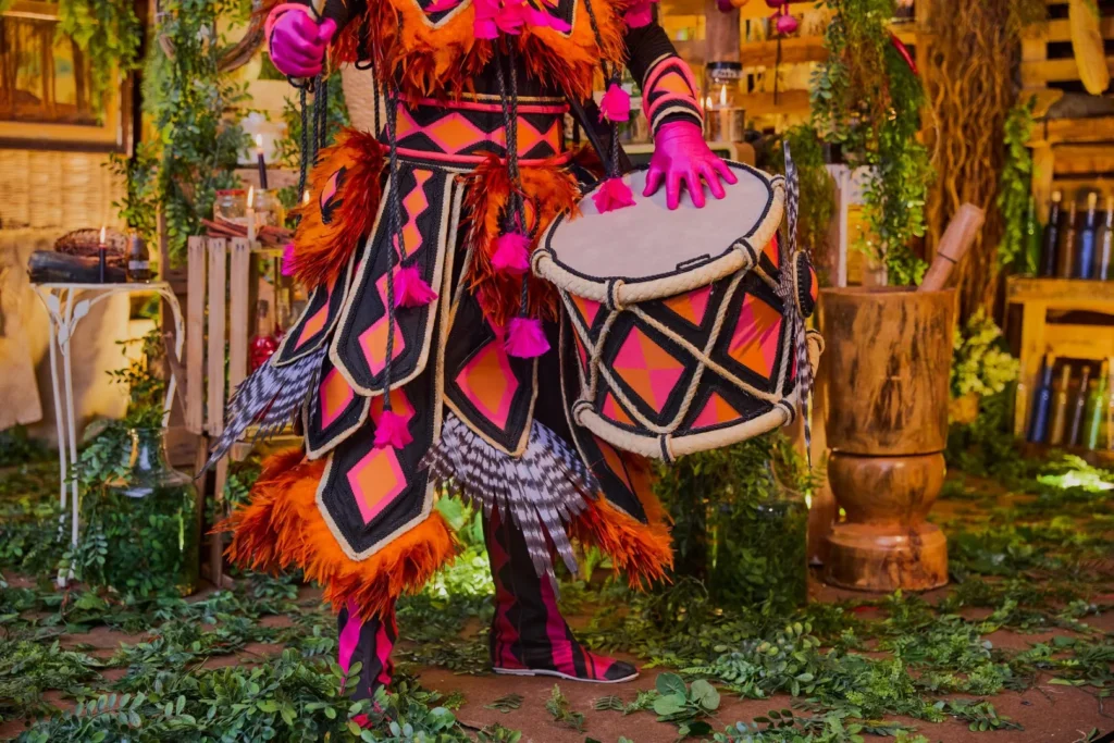 16b-1024x683 Mangueira divulga protótipos das fantasias de suas alas comerciais para o Carnaval 2026