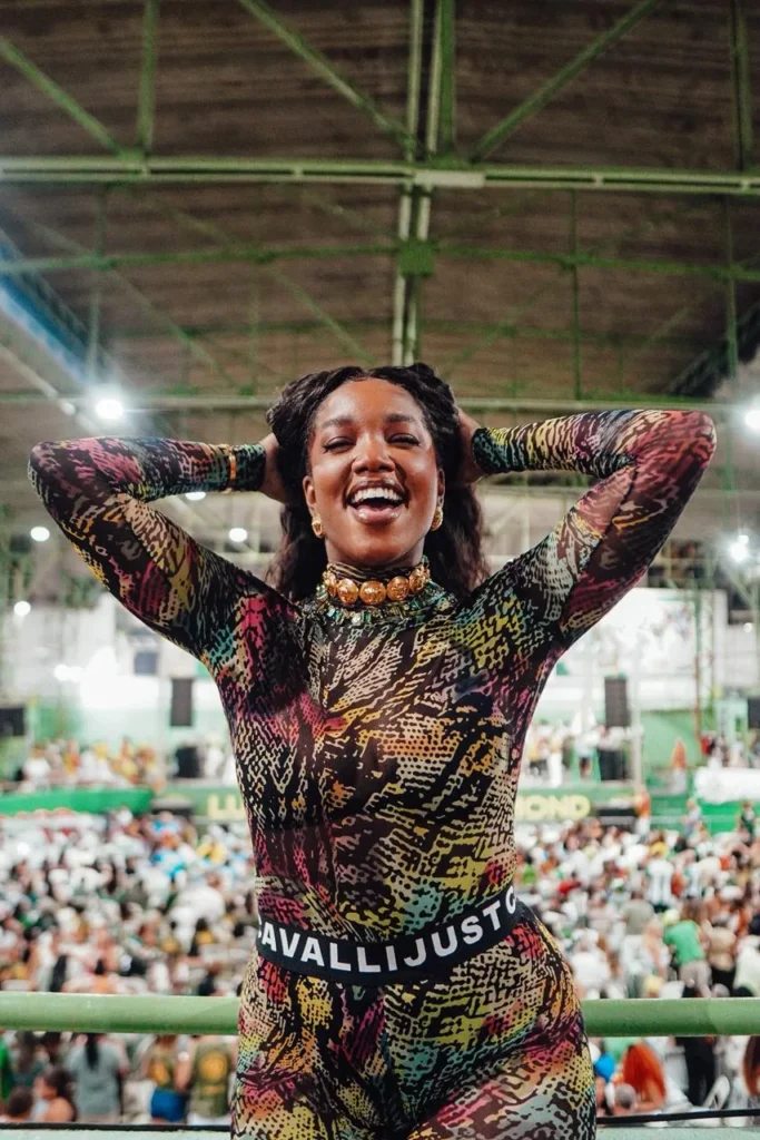 WhatsApp-Image-2025-10-21-at-10.58.06-1-683x1024 Imperatriz Leopoldinense realiza coroação da Rainha IZA no próximo domingo (26)