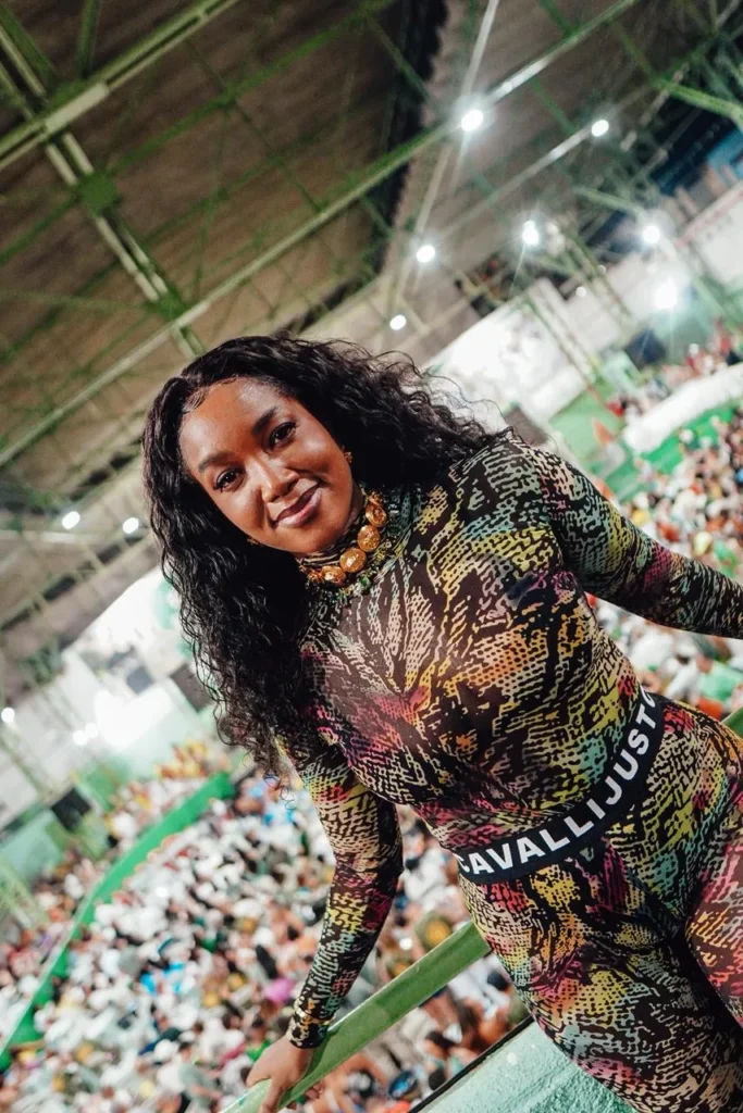 WhatsApp-Image-2025-10-21-at-10.58.08-683x1024 Imperatriz Leopoldinense realiza coroação da Rainha IZA no próximo domingo (26)