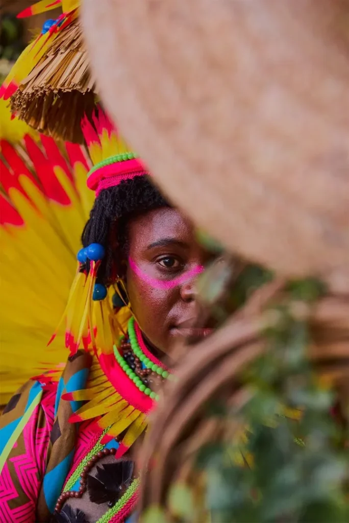 WhatsApp-Image-2025-10-22-at-01.22.53-1-684x1024 Mangueira divulga protótipos das fantasias de suas alas comerciais para o Carnaval 2026