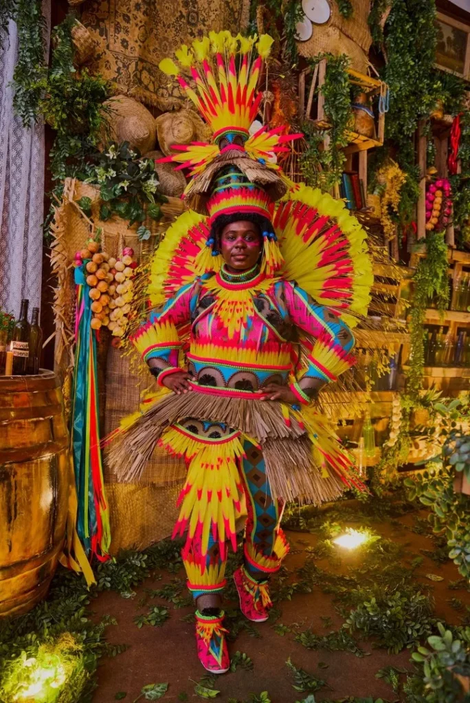 WhatsApp-Image-2025-10-22-at-01.22.53-684x1024 Mangueira divulga protótipos das fantasias de suas alas comerciais para o Carnaval 2026