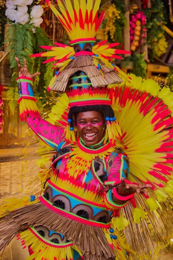 WhatsApp-Image-2025-10-22-at-01.22.54-4-683x1024 Mangueira divulga protótipos das fantasias de suas alas comerciais para o Carnaval 2026