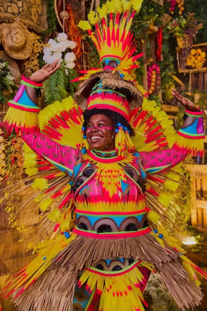 WhatsApp-Image-2025-10-22-at-01.22.54-5-683x1024 Mangueira divulga protótipos das fantasias de suas alas comerciais para o Carnaval 2026