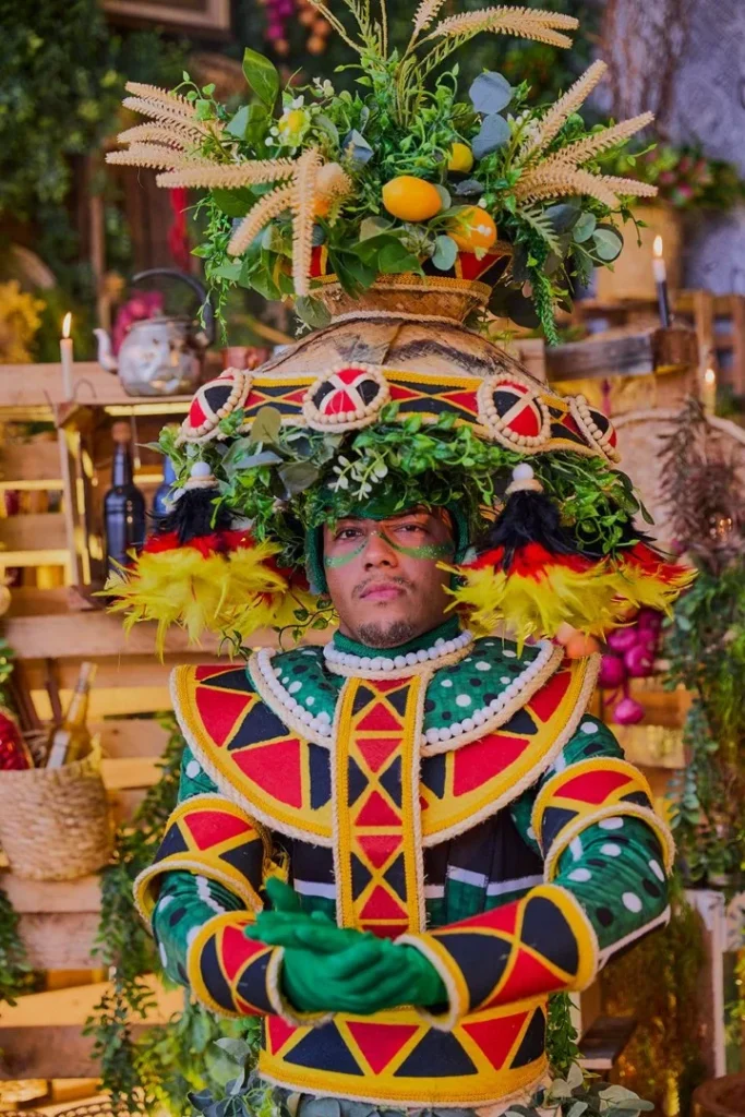 WhatsApp-Image-2025-10-22-at-01.22.55-1-1-683x1024 Mangueira divulga protótipos das fantasias de suas alas comerciais para o Carnaval 2026