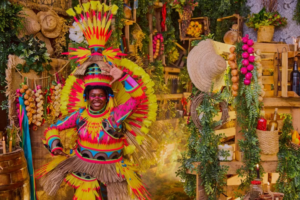 WhatsApp-Image-2025-10-22-at-01.22.55-1-1024x683 Mangueira divulga protótipos das fantasias de suas alas comerciais para o Carnaval 2026