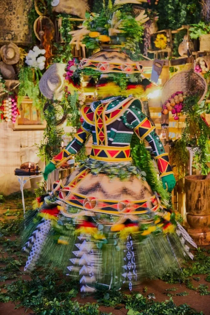 WhatsApp-Image-2025-10-22-at-01.22.56-1-684x1024 Mangueira divulga protótipos das fantasias de suas alas comerciais para o Carnaval 2026