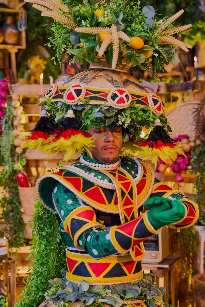 WhatsApp-Image-2025-10-22-at-01.22.56-3-683x1024 Mangueira divulga protótipos das fantasias de suas alas comerciais para o Carnaval 2026