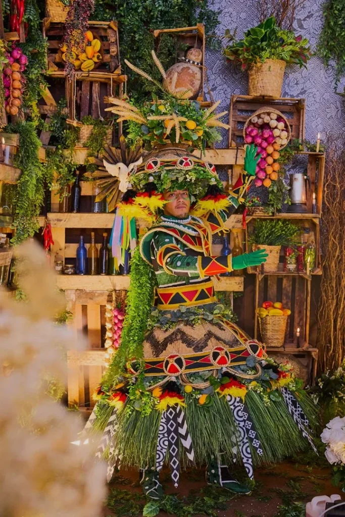 WhatsApp-Image-2025-10-22-at-01.22.56-683x1024 Mangueira divulga protótipos das fantasias de suas alas comerciais para o Carnaval 2026