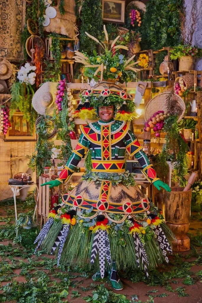 WhatsApp-Image-2025-10-22-at-01.22.57-1-683x1024 Mangueira divulga protótipos das fantasias de suas alas comerciais para o Carnaval 2026