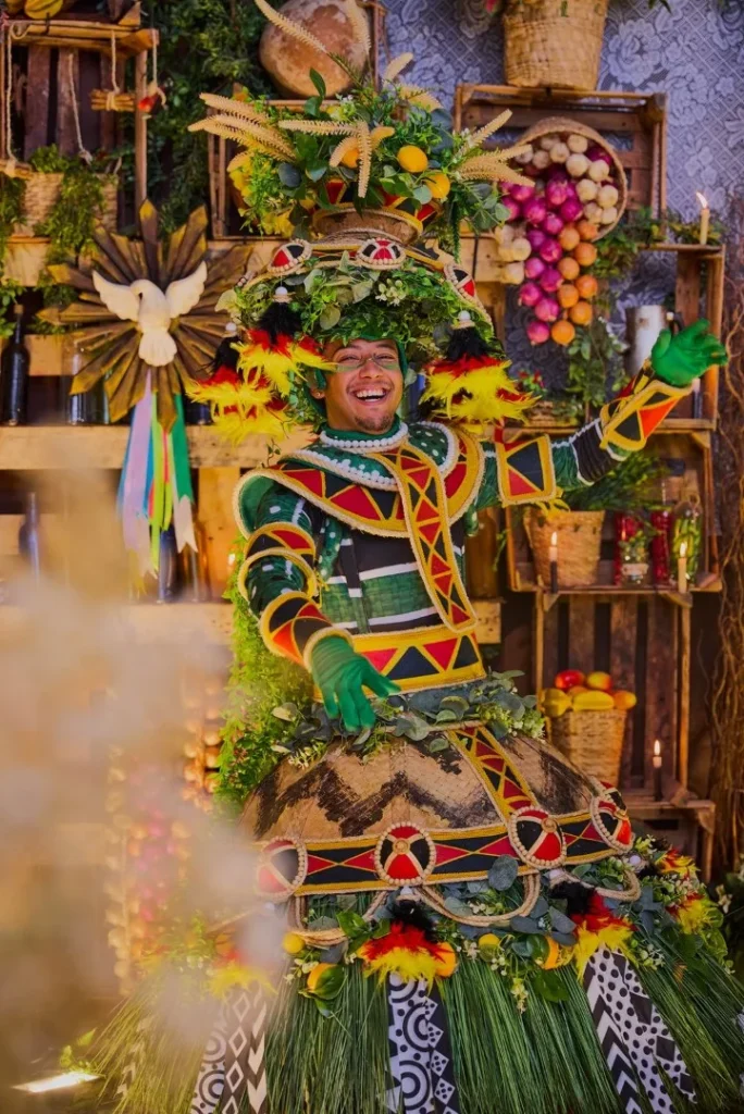 WhatsApp-Image-2025-10-22-at-01.22.57-2-684x1024 Mangueira divulga protótipos das fantasias de suas alas comerciais para o Carnaval 2026