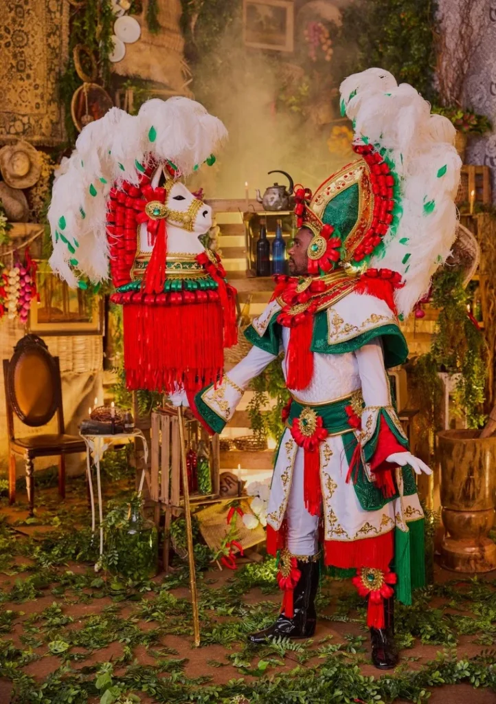 WhatsApp-Image-2025-10-22-at-01.22.59-1-722x1024 Mangueira divulga protótipos das fantasias de suas alas comerciais para o Carnaval 2026