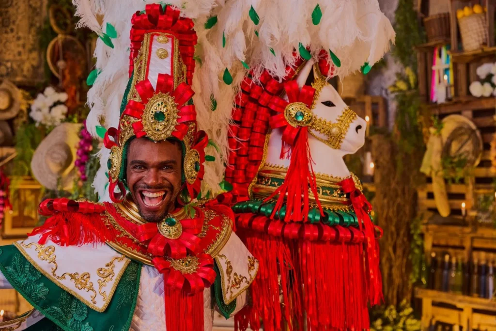 WhatsApp-Image-2025-10-22-at-01.23.00-2-1024x683 Mangueira divulga protótipos das fantasias de suas alas comerciais para o Carnaval 2026