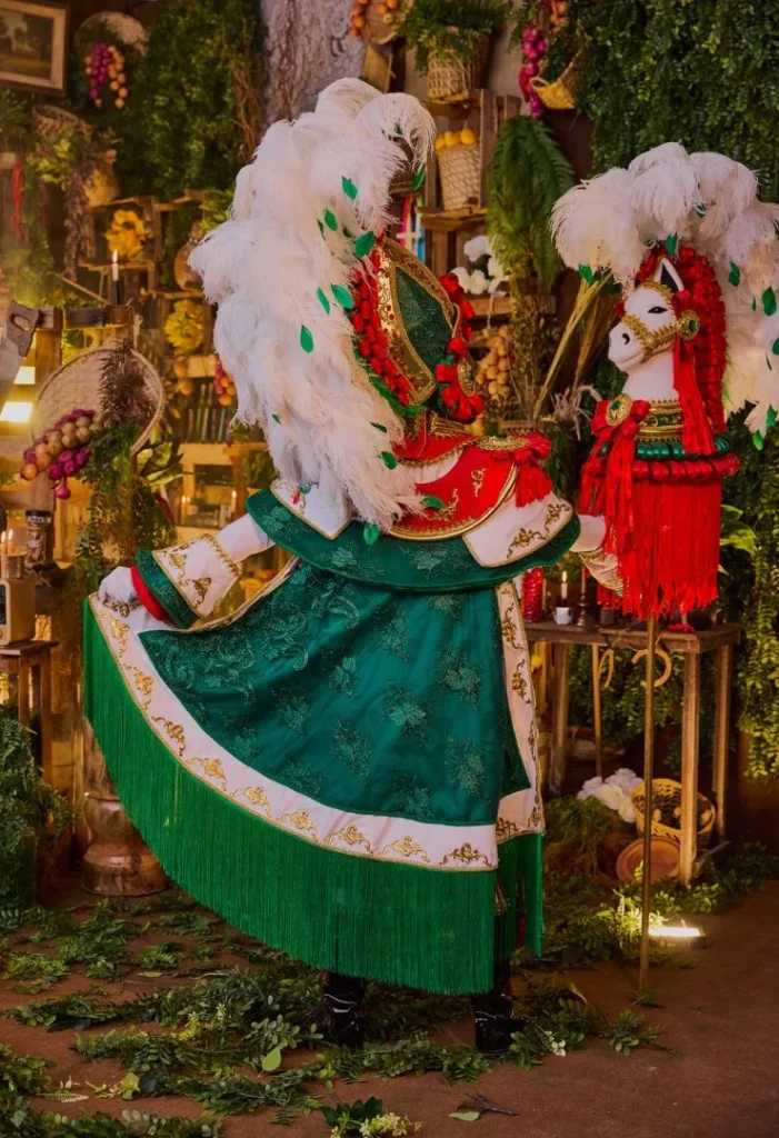 WhatsApp-Image-2025-10-22-at-01.23.00-3-701x1024 Mangueira divulga protótipos das fantasias de suas alas comerciais para o Carnaval 2026