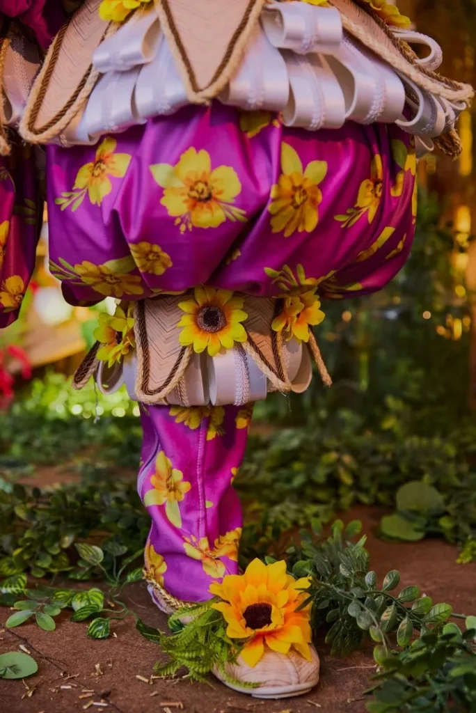 WhatsApp-Image-2025-10-22-at-01.23.01-2-1-684x1024 Mangueira divulga protótipos das fantasias de suas alas comerciais para o Carnaval 2026