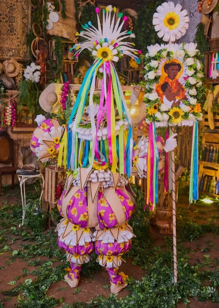 WhatsApp-Image-2025-10-22-at-01.23.02-730x1024 Mangueira divulga protótipos das fantasias de suas alas comerciais para o Carnaval 2026