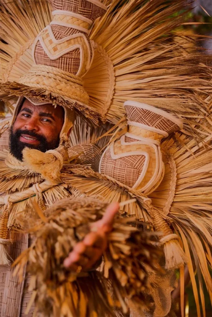 WhatsApp-Image-2025-10-22-at-01.23.03-1-1-684x1024 Mangueira divulga protótipos das fantasias de suas alas comerciais para o Carnaval 2026