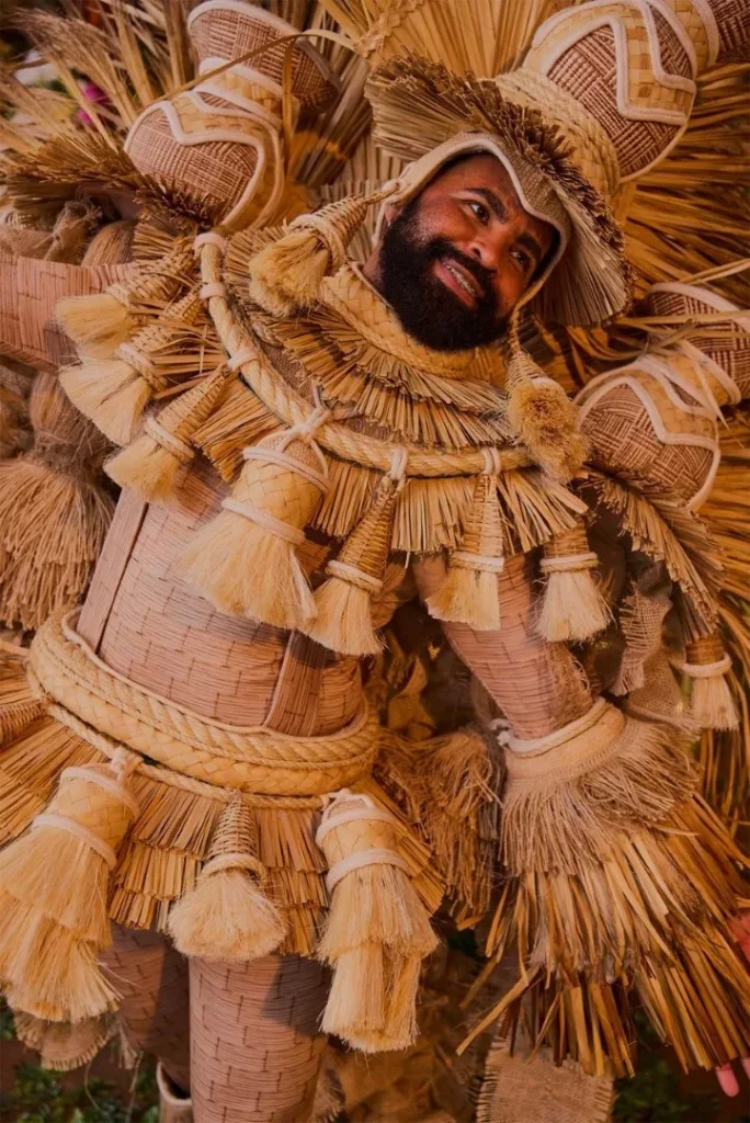 WhatsApp-Image-2025-10-22-at-01.23.04-4-684x1024 Mangueira divulga protótipos das fantasias de suas alas comerciais para o Carnaval 2026