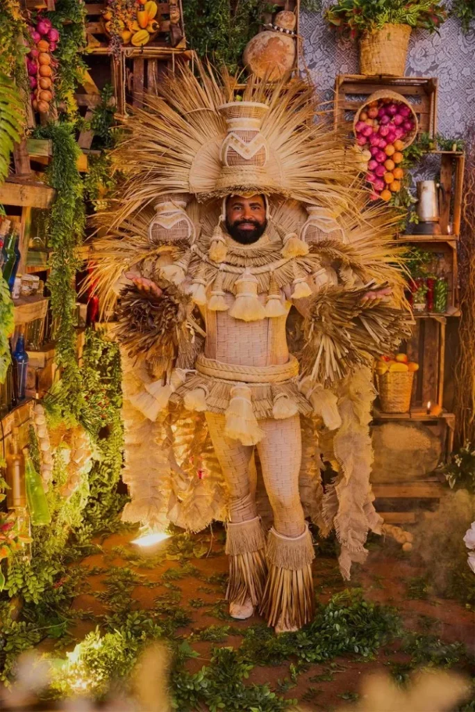 WhatsApp-Image-2025-10-22-at-01.23.05-1-684x1024 Mangueira divulga protótipos das fantasias de suas alas comerciais para o Carnaval 2026