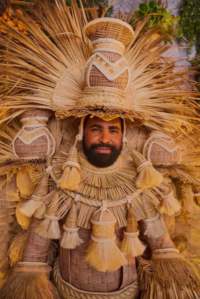 WhatsApp-Image-2025-10-22-at-01.23.05-2-684x1024 Mangueira divulga protótipos das fantasias de suas alas comerciais para o Carnaval 2026