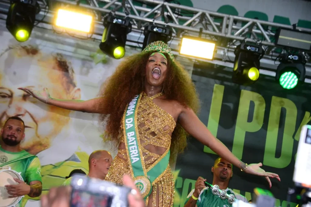 WhatsApp-Image-2025-10-26-at-23.29.16-1-1024x683 IZA é coroada Rainha de Bateria da Imperatriz Leopoldinense