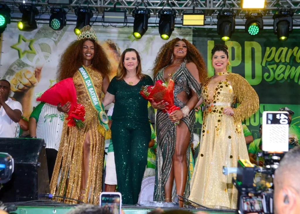 WhatsApp-Image-2025-10-26-at-23.29.16-1024x731 IZA é coroada Rainha de Bateria da Imperatriz Leopoldinense