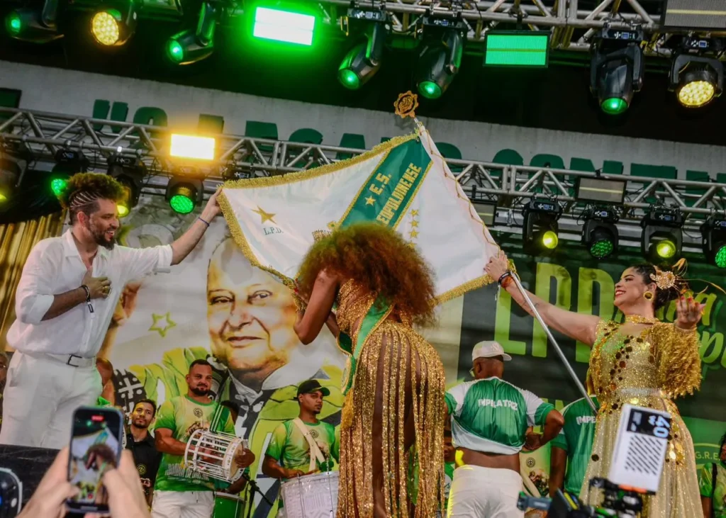 WhatsApp-Image-2025-10-26-at-23.29.19-1024x731 IZA é coroada Rainha de Bateria da Imperatriz Leopoldinense