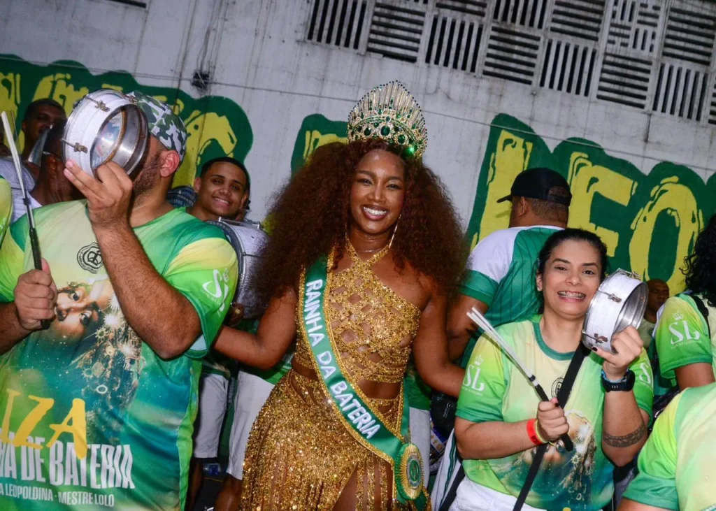 WhatsApp-Image-2025-10-26-at-23.29.20-1024x731 IZA é coroada Rainha de Bateria da Imperatriz Leopoldinense