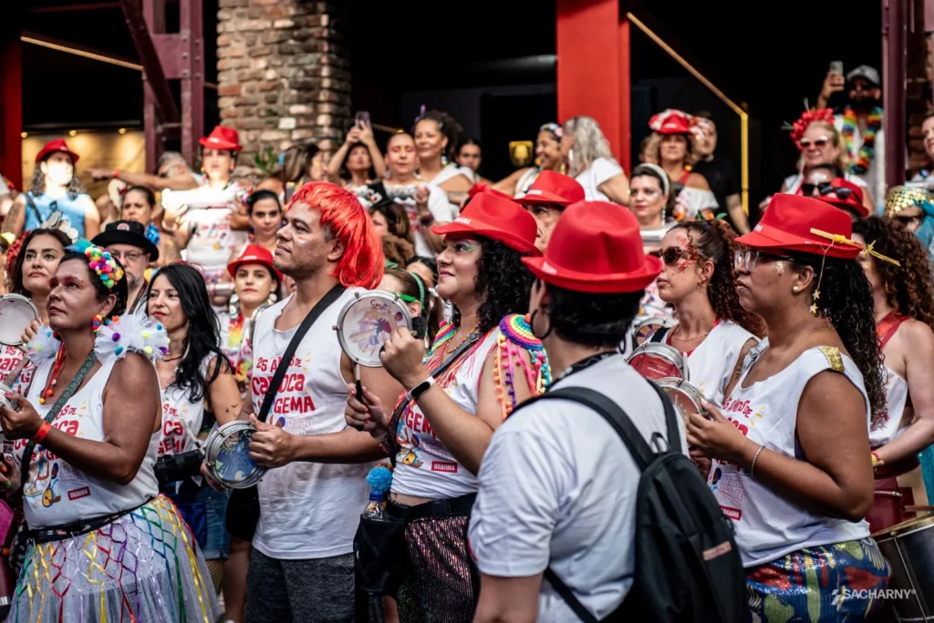 Bloco-Carioca-da-Gema_Divulgacao-3-1024x684 Bloco Carioca da Gema leva samba, tradição e estrutura aos Arcos da Lapa no sábado de Carnaval