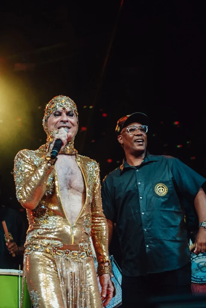 WhatsApp-Image-2026-02-05-at-00.07.05-685x1024 Noite Camaleônica! Com participação especial de IZA, Imperatriz Leopoldinense e Ney Matogrosso celebram Carnaval 2026 com show do cantor no Vivo Rio