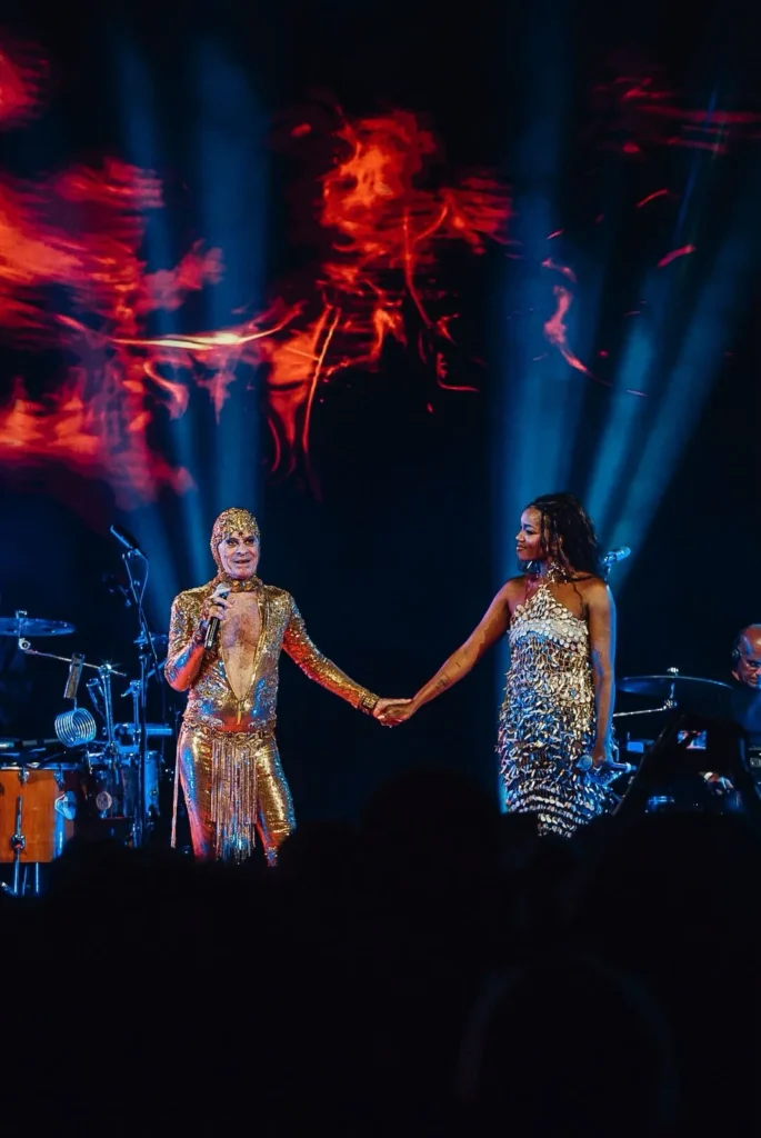 WhatsApp-Image-2026-02-05-at-00.07.06-1-685x1024 Noite Camaleônica! Com participação especial de IZA, Imperatriz Leopoldinense e Ney Matogrosso celebram Carnaval 2026 com show do cantor no Vivo Rio