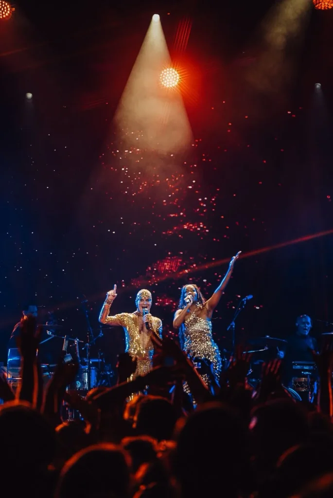 WhatsApp-Image-2026-02-05-at-00.07.07-685x1024 Noite Camaleônica! Com participação especial de IZA, Imperatriz Leopoldinense e Ney Matogrosso celebram Carnaval 2026 com show do cantor no Vivo Rio