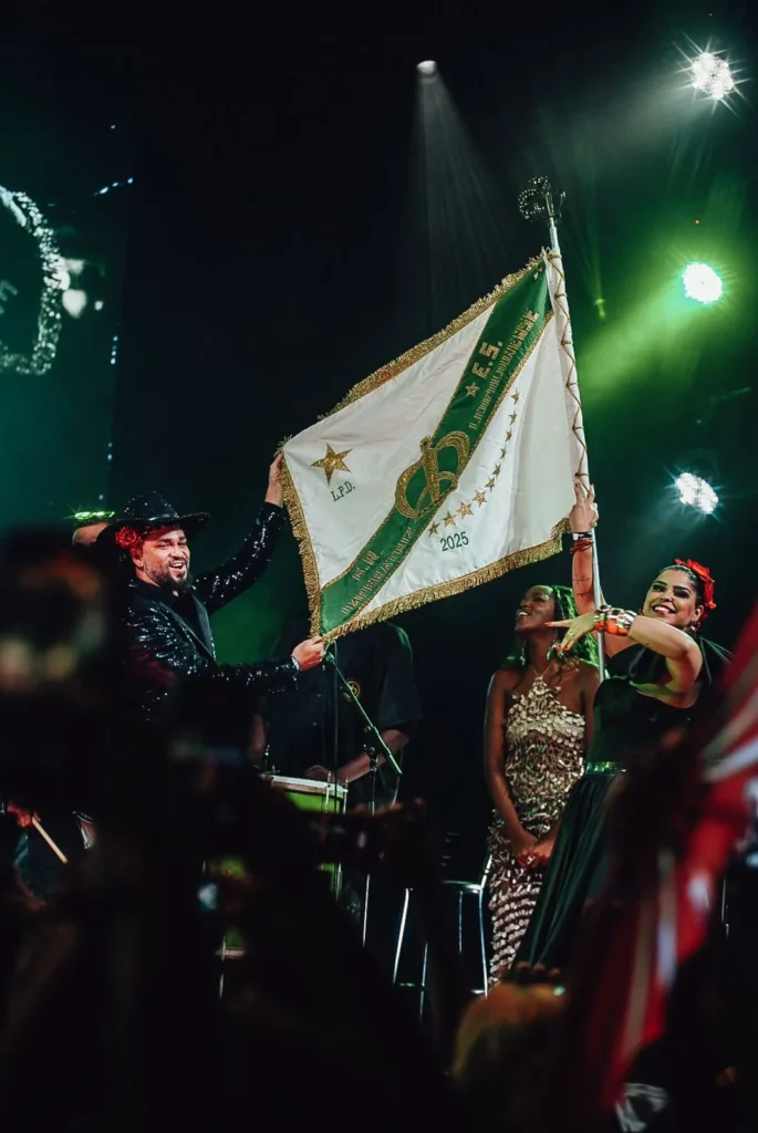 WhatsApp-Image-2026-02-05-at-00.07.08-1-685x1024 Noite Camaleônica! Com participação especial de IZA, Imperatriz Leopoldinense e Ney Matogrosso celebram Carnaval 2026 com show do cantor no Vivo Rio